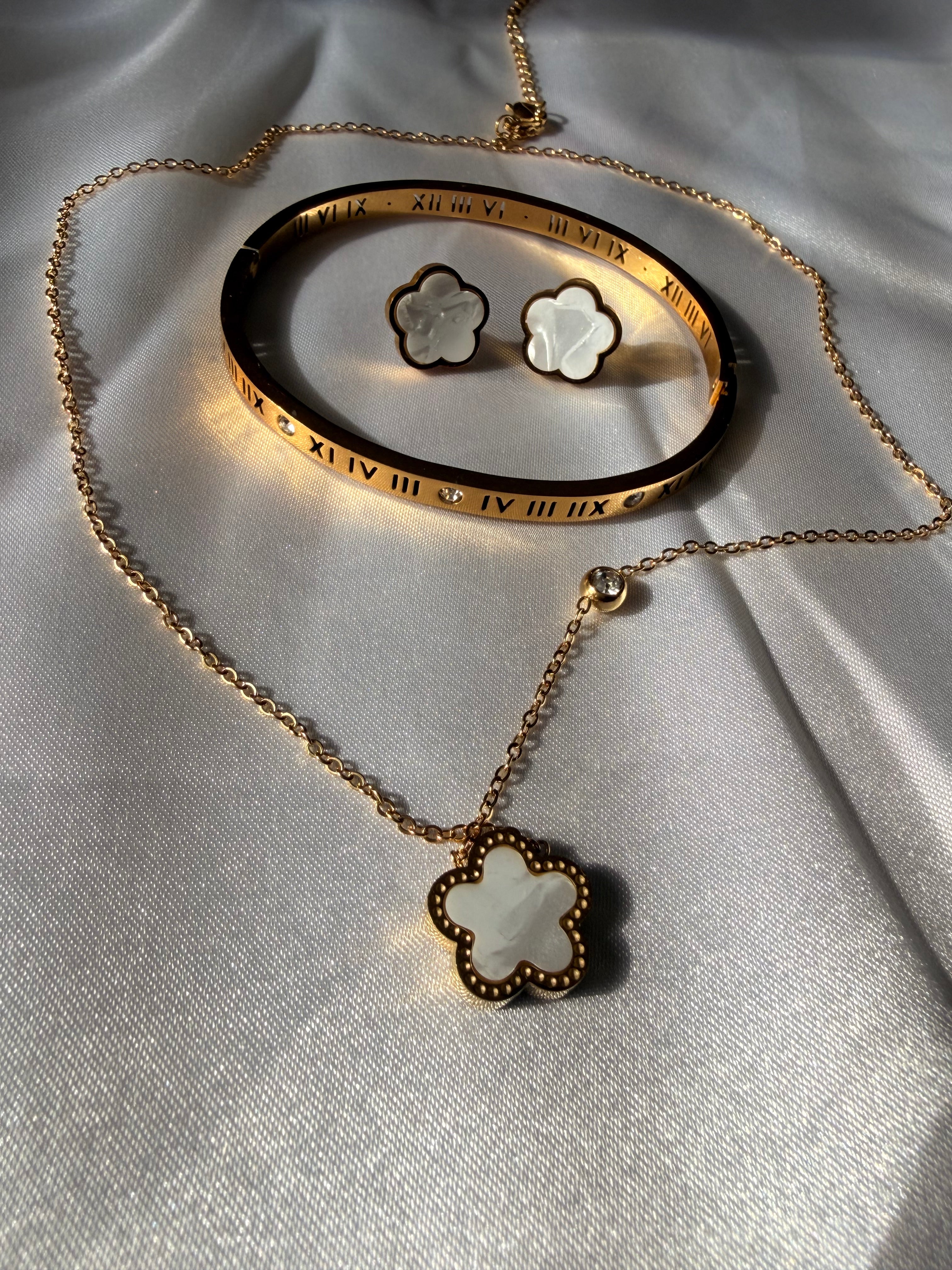 ✨ Dual Slay Reversible Clover Necklace (2-in-1)